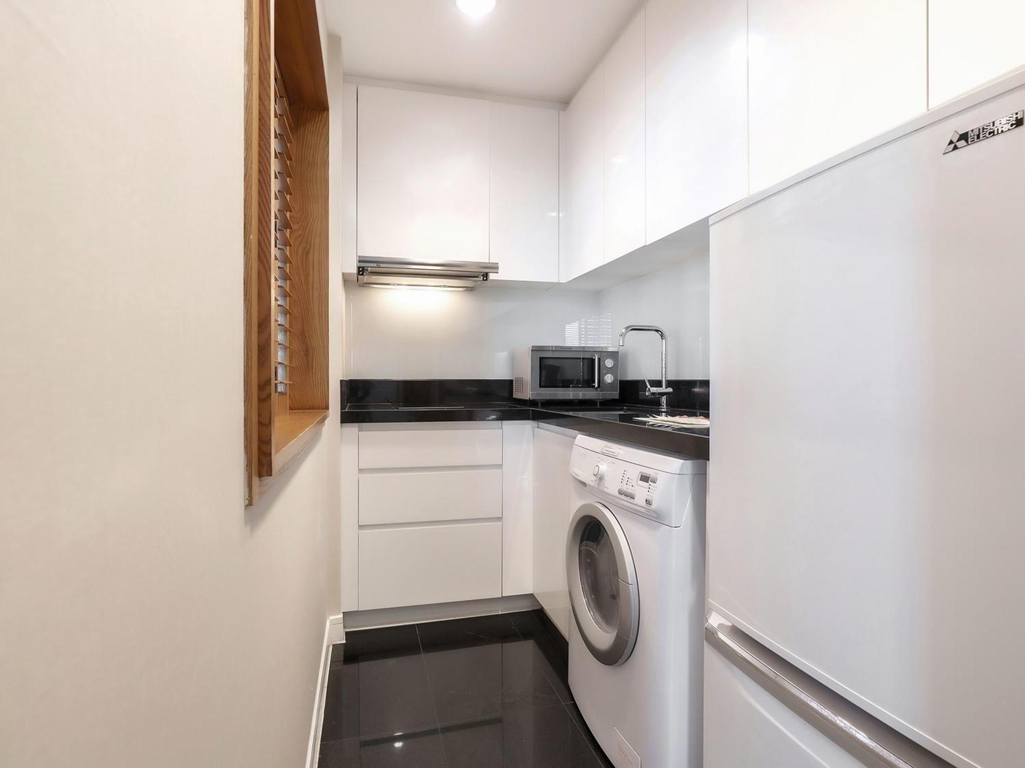 Grande Centre Point Ploenchit Hotel Банкок Стая снимка A small kitchen