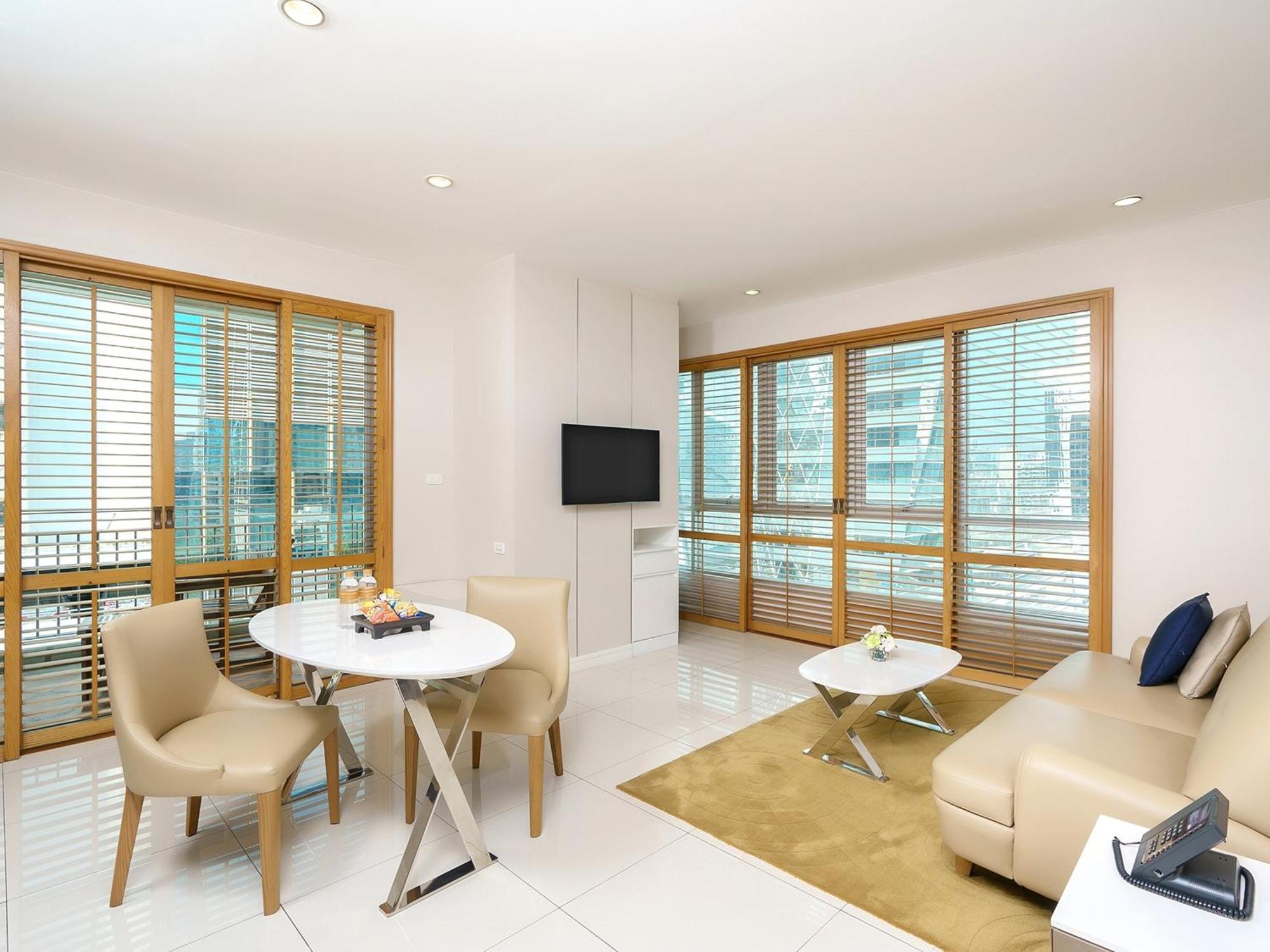 Grande Centre Point Ploenchit Hotel Банкок Стая снимка A living room in a serviced apartment in Bangkok, Thailand