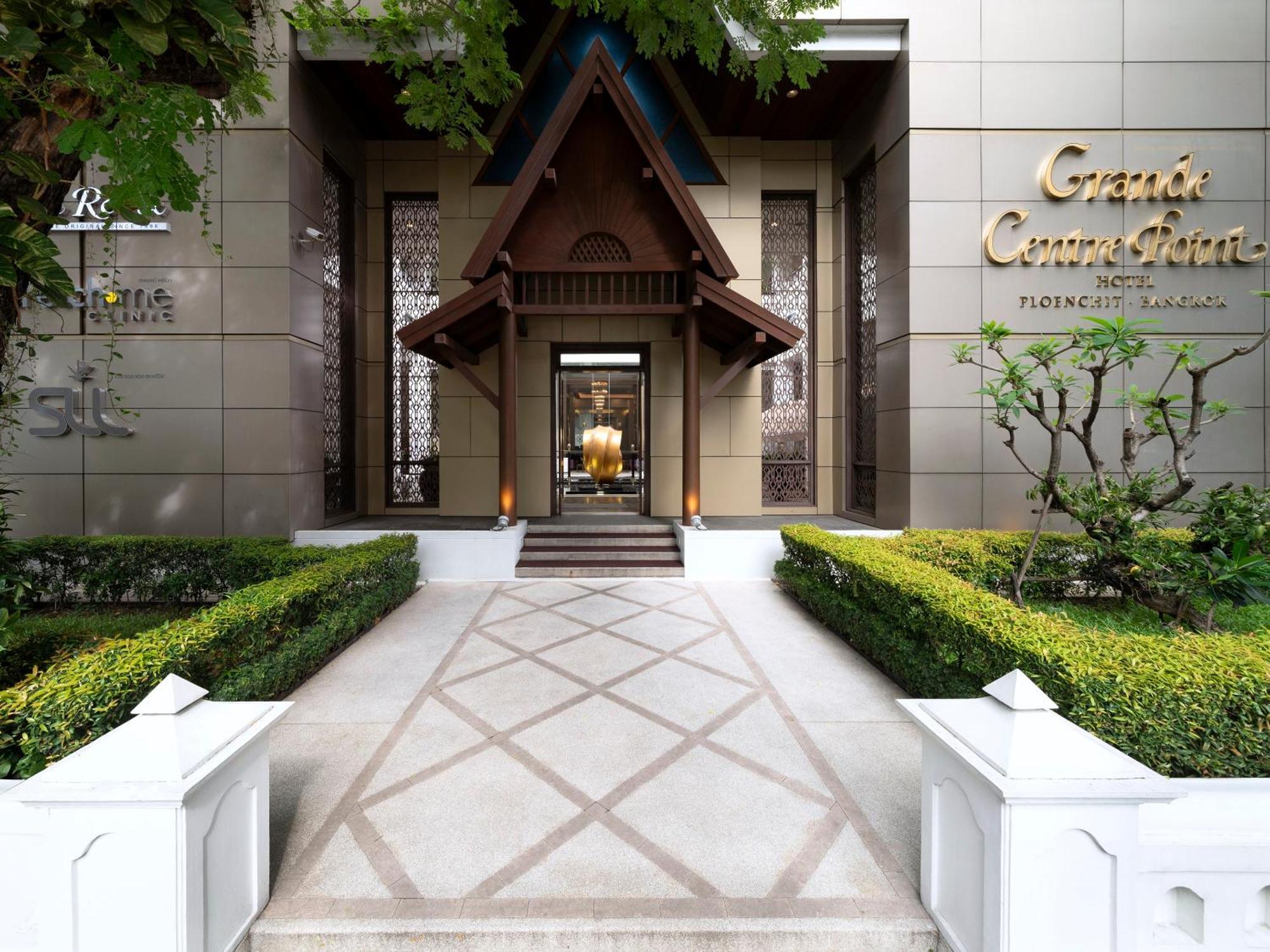 Grande Centre Point Ploenchit Hotel Банкок Екстериор снимка Entrance of Grande Centre Point Sukhumvit