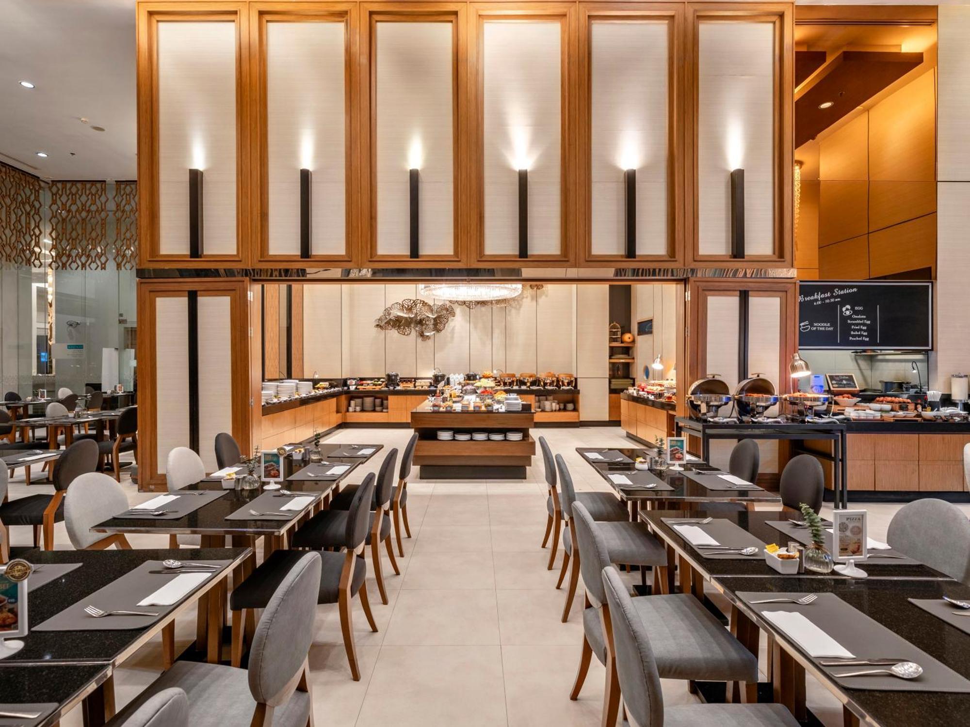 Grande Centre Point Ploenchit Hotel Банкок Екстериор снимка The restaurant